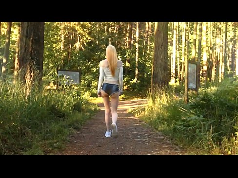 ❤️ Uma mulher bonita move-se lentamente, não nu vídeo ❤️❌ Porno em pt.passenger33.ru ❤